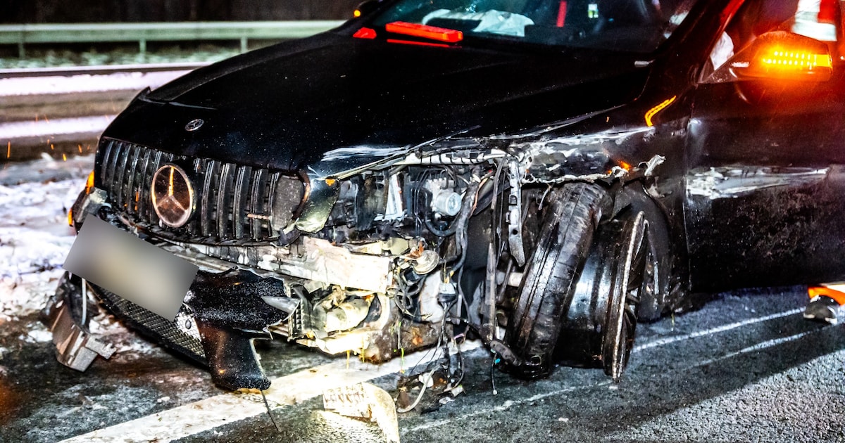 Dronken automobilist ramt vangrail op A7 bij Drachtstercompagnie