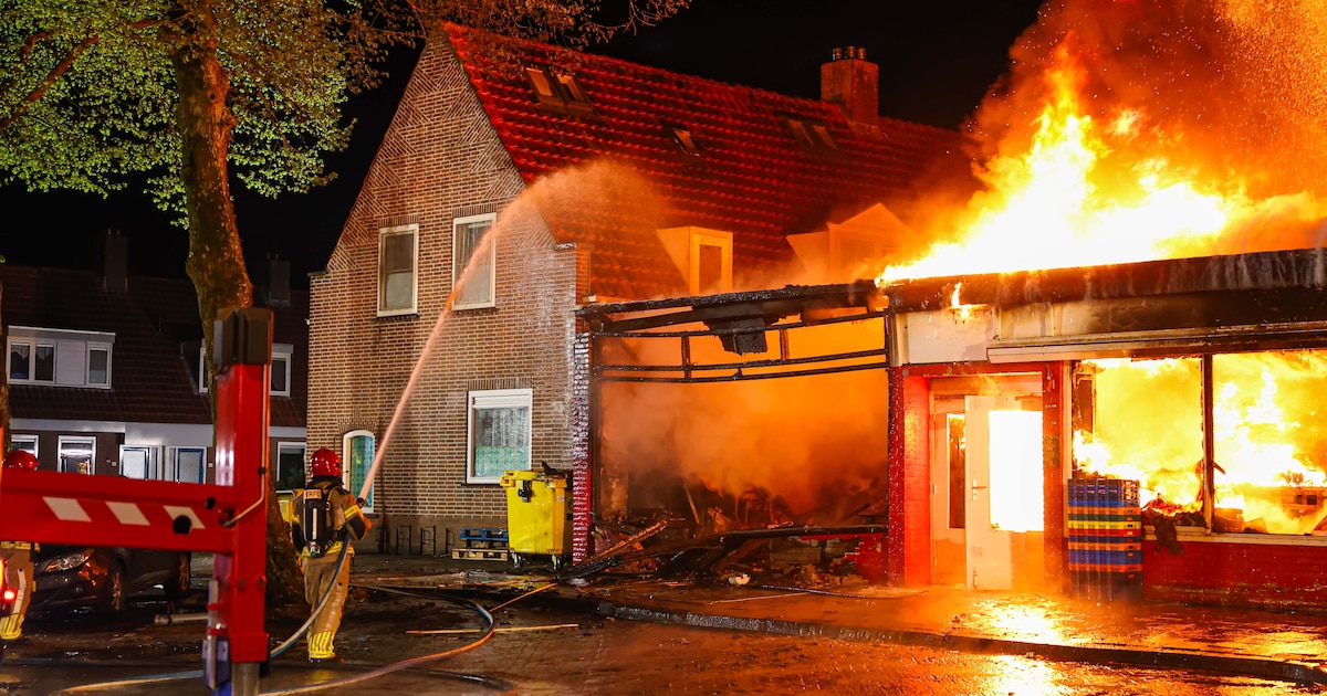 Uitslaande brand verwoest snackbar, supermarkt en kapper in Emmeloord, woningen ontruimd