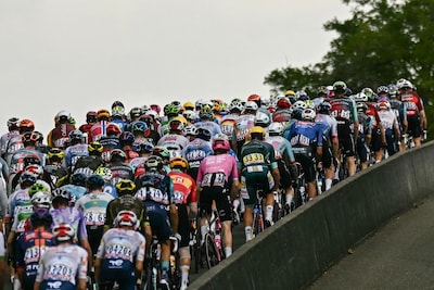 Renners begonnen aan zware rit door Vogezen, Mathieu van der Poel raakt ploeggenoot kwijt