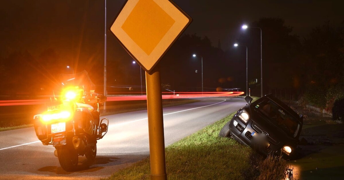 Auto te water in Kamerik: bestuurder mogelijk onder invloed | Foto