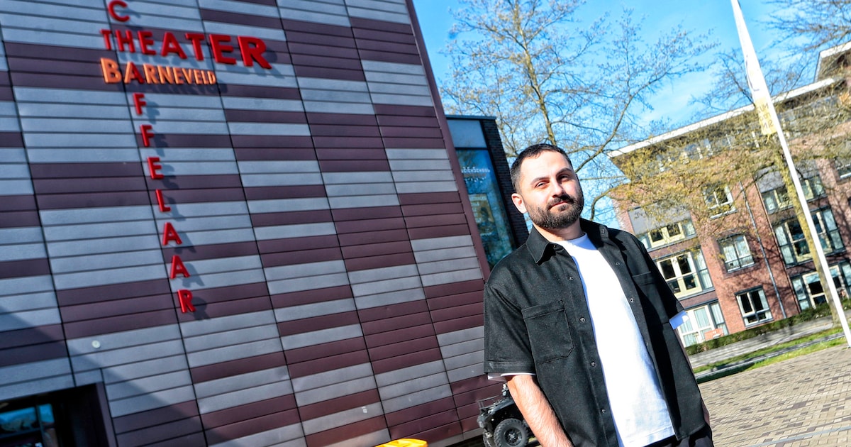 Cabaretier Yunus Aktas staat na honderd theaters in zijn eigen stad: ‘Ik stelde het lang uit’