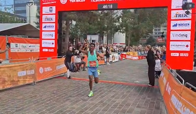LIVE Tilburg Ten Miles | Eerste deelnemers komen over de finishlijn, Ararso Negasa Gemeda is het sne