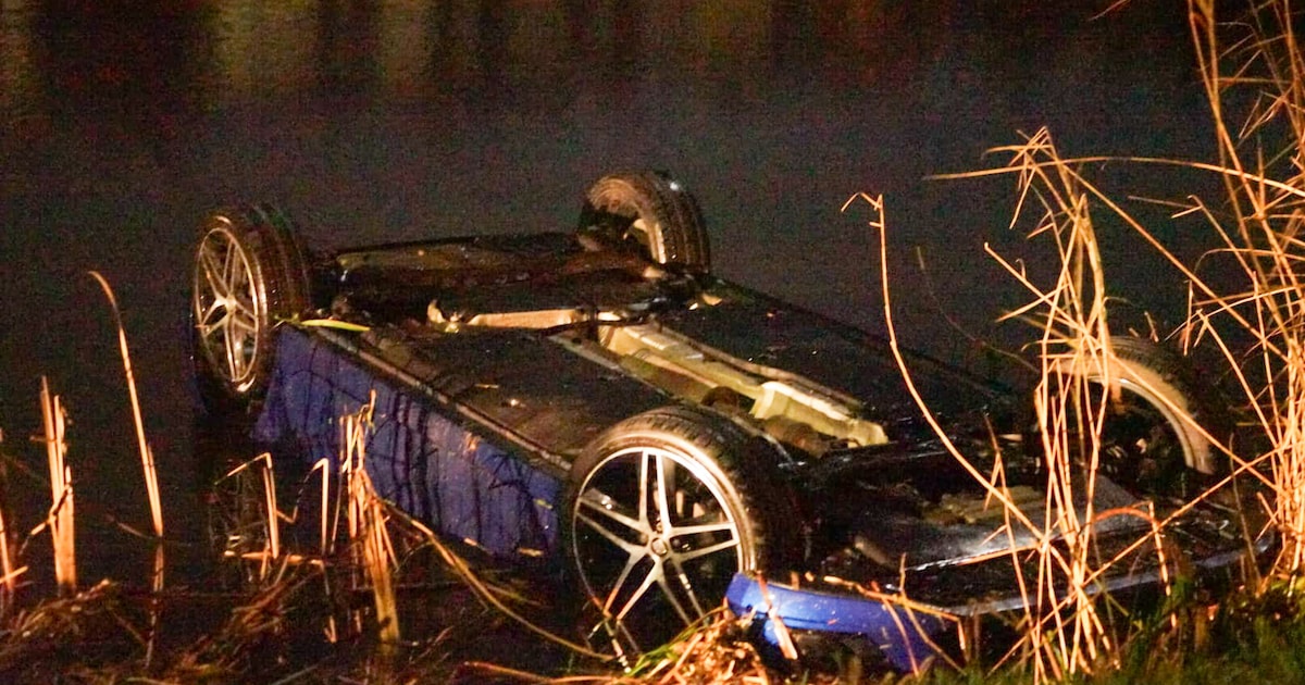 Auto ondersteboven in de sloot in Groot-Ammers door gladheid