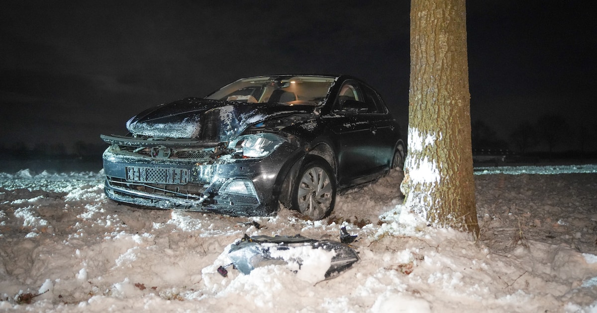 Auto botst door gladheid tegen boom op N386 bij Peize