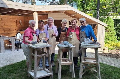 Beeldhouwgroep De Smelen uit Maarheeze exposeert tijdens Pinksterweekend in Theuniskapel