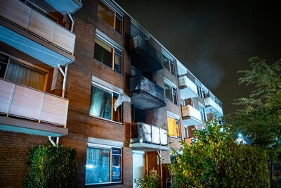 Zeker twee huizen onbewoonbaar na brand in flatgebouw inRotterdam