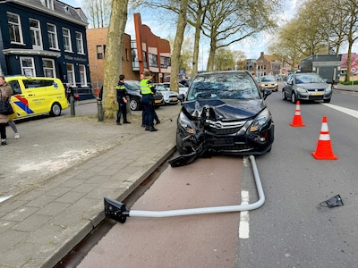Automobiliste rijdt lantaarnpaal omver in Tiel