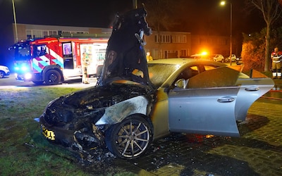 Auto vliegt in brand in Den Bosch: Mercedes op twee plekken aangestoken