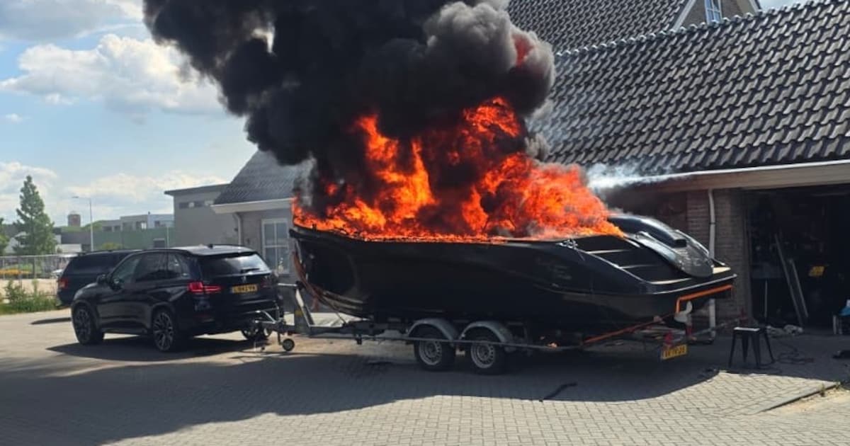 Boot op trailer vliegt in brand naast woning in Roelofarendsveen