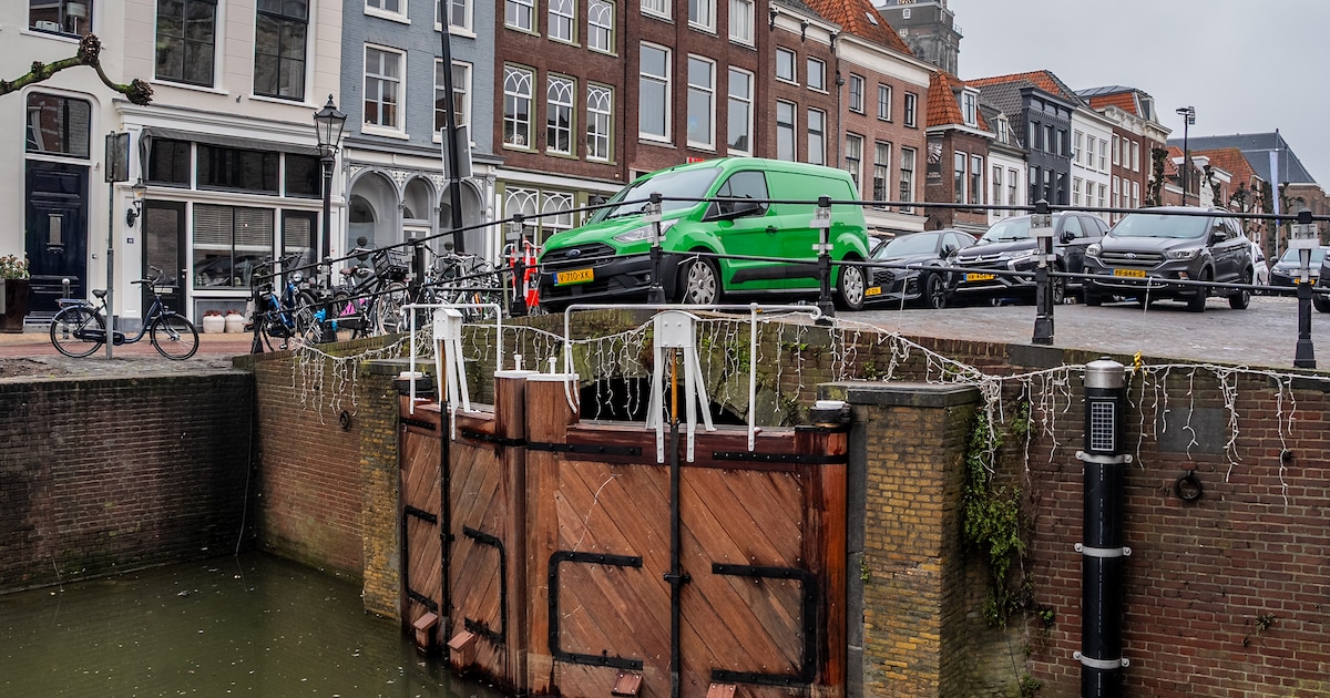 Ze zijn er: de Stenen Brug in Schoonhoven heeft nieuwe sluisdeuren