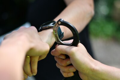 Politie vindt pepperspray, honkbalknuppel én drugsdealer bij grote controle Delfshaven