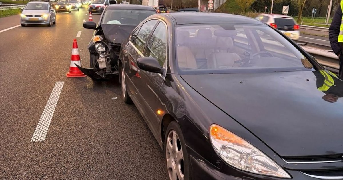 Linkerrijstrook dicht na botsing op A15 bij Ridderkerk