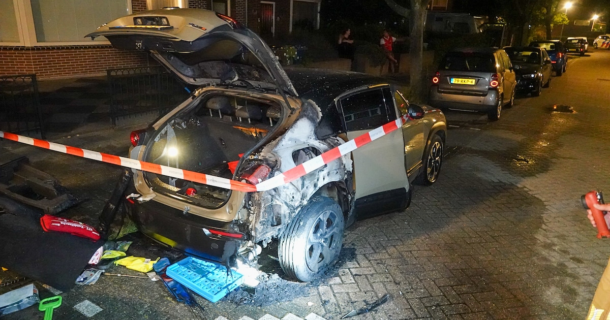 Politie onderzoekt autobrand aan de Aagje Dekenstraat in Alkmaar