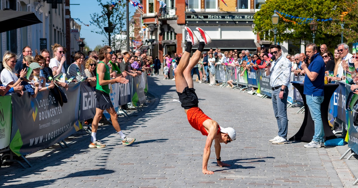 Honderden deelnemers aan de start van de marathon Zeeuws-Vlaanderen