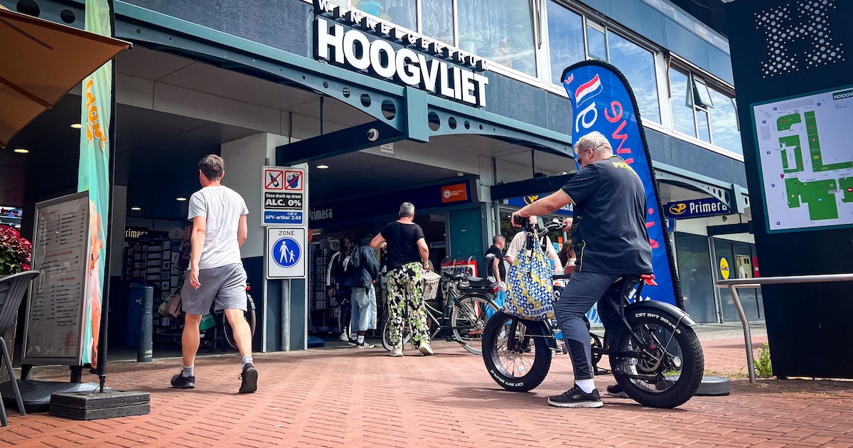 Politie beboet fatbike-jeugd in Hoogvliet: winkeliers blij, maar ouders boos op agent
