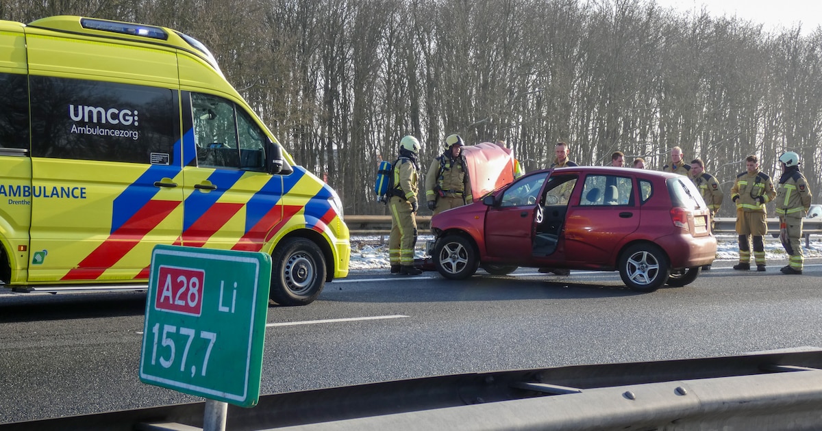 Auto belandt tegen vangrail op de A28 in Beilen
