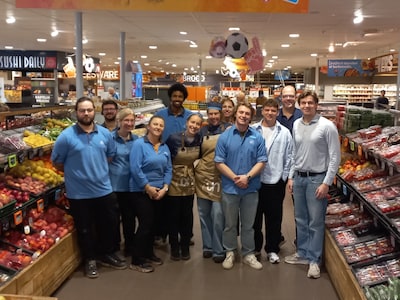 Halve vlaai voor eerste klanten van verbouwde Albert Heijn Jan Linders aan de Daalseweg