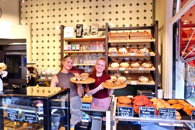 Floor (22) and Danique (29) open a lunchroom and bakery