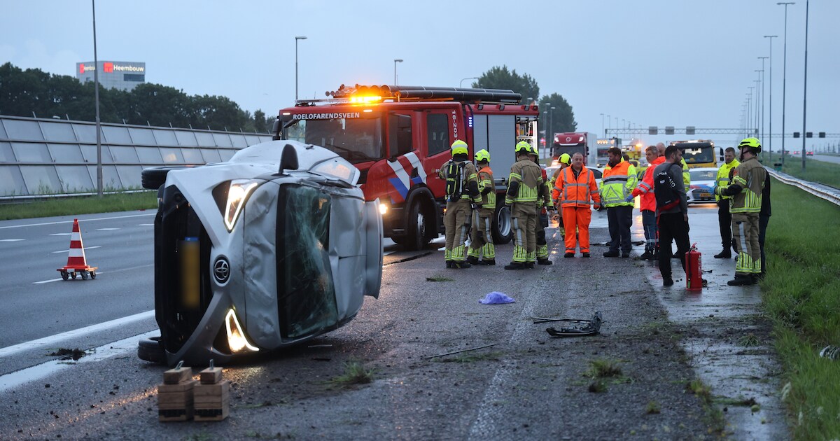 Auto belandt op z’n kant bij ongeluk op A4 bij Roelofarendsveen, bestuurder aangehouden