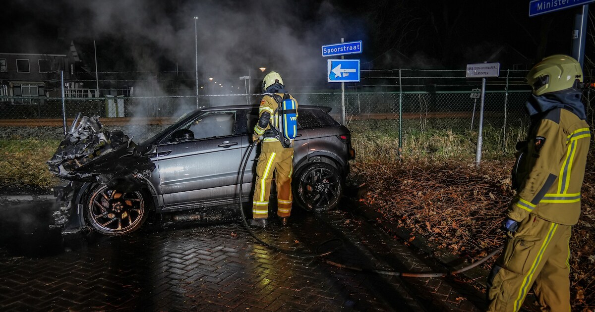 Auto brandt uit aan Minister Kanstraat in Emmen