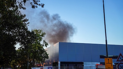 Zwarte rookpluimen bij brand in Oss, omgeving van afvalverwerker afgezet