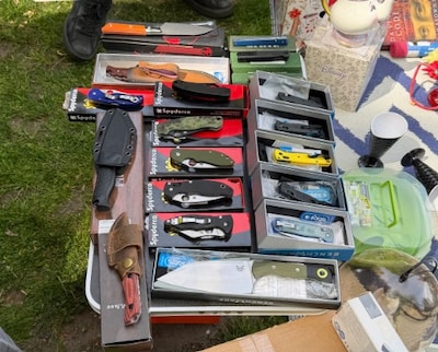 Opmerkelijke vondst op kindervrijmarkt in Breda: verkoper biedt messen aan