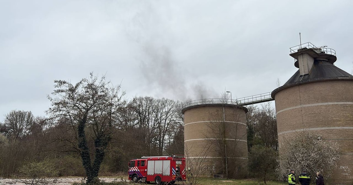 Rook komt uit toren van oude waterzuivering na brand in Dedemsvaart