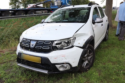 Drie auto’s botsen op kruising in Waalwijk, vrouw lichtgewond