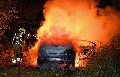 Auto brandt volledig uit in Den Bosch, politie onderzoekt mogelijke brandstichting