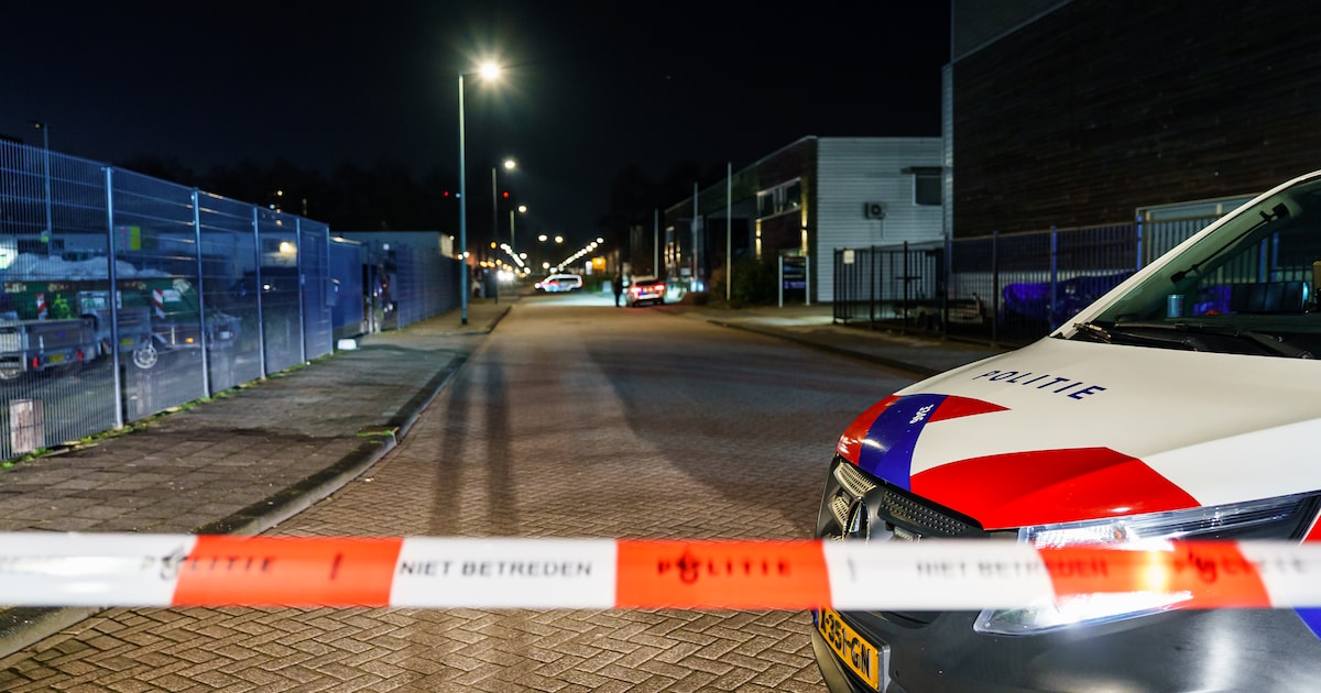 350 kilo vermoedelijke drugs en wapens gevonden in loods: man (63) aangehouden