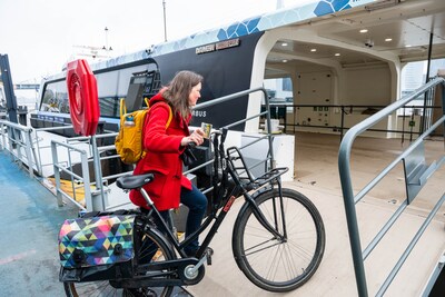 Waterbus in zwaar weer: reizigers vrezen verlies van hun ‘ideale vervoer’