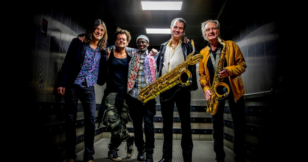 86-jarige saxofonist Hans Dulfer speelt met band Total Response in Het Podium in Hoogeveen