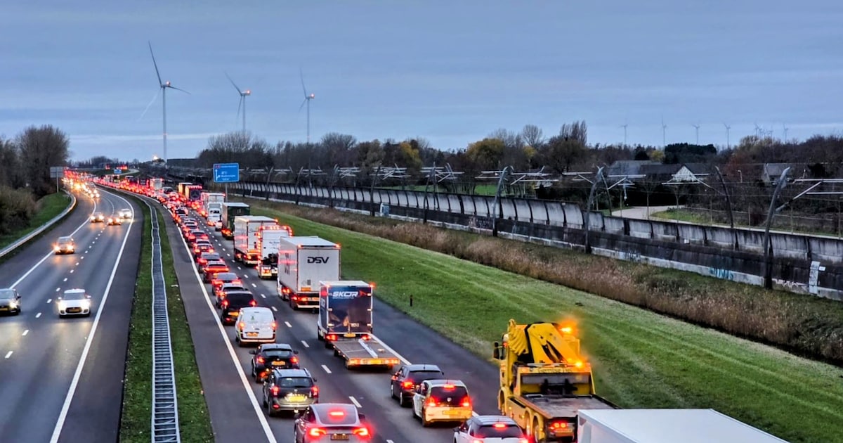 Verkeershinder tussen Nijmegen en Gorinchem op de A15 opgelost: rijstrook weer open