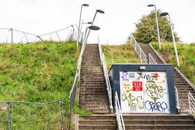 Lantaarnpalen op talud station buigen voor de aftakeling: ‘Geen relatie met de veiligheid van het tr