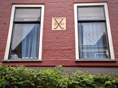 Deze gevelsteen aan de Oude Langendijk heeft met Sint-Nicolaas te maken