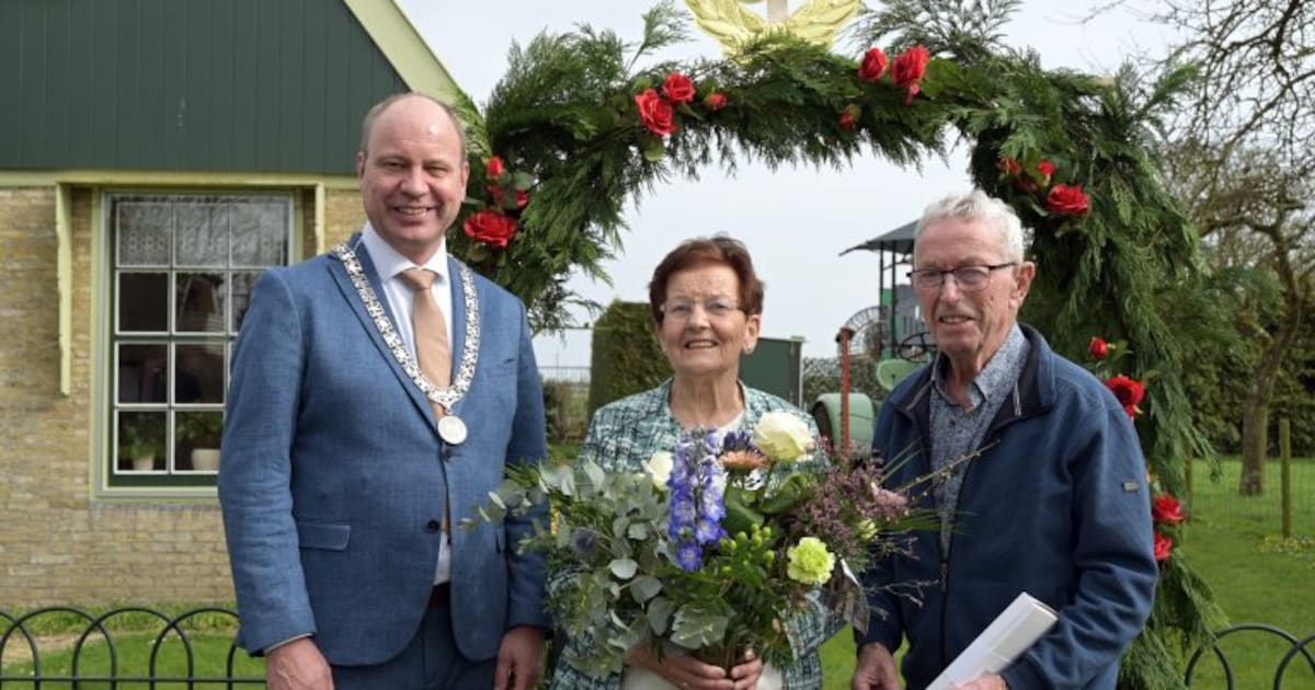 Burgemeester Diepstraten feliciteert bruidspaar in Drechterland na zestig jaar huwelijk