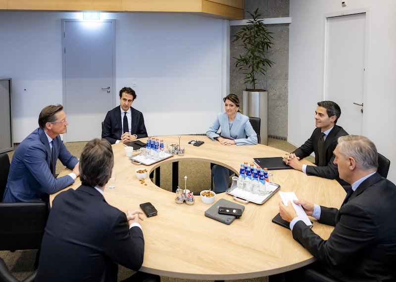Vanaf linksonder met de klok mee: Henri Bontenbal (CDA), Joost Eerdmans (JA21), Jesse Klaver (GroenLinks-PvdA), Dilan Yesilgoz (VVD), Rob Jetten (D66) en informateur Sybrand Buma voorafgaand aan een formatiegesprek over de ontstane situatie.