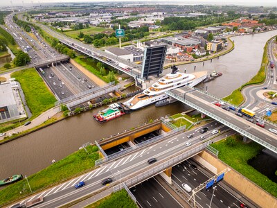 Op één na grootste megajacht ooit: schip van oud-directeur Starbucks legt verkeer op wegen stil