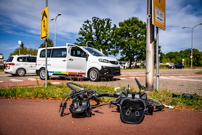 Bestelbus en fiets botsen op rotonde in Nijmegen
