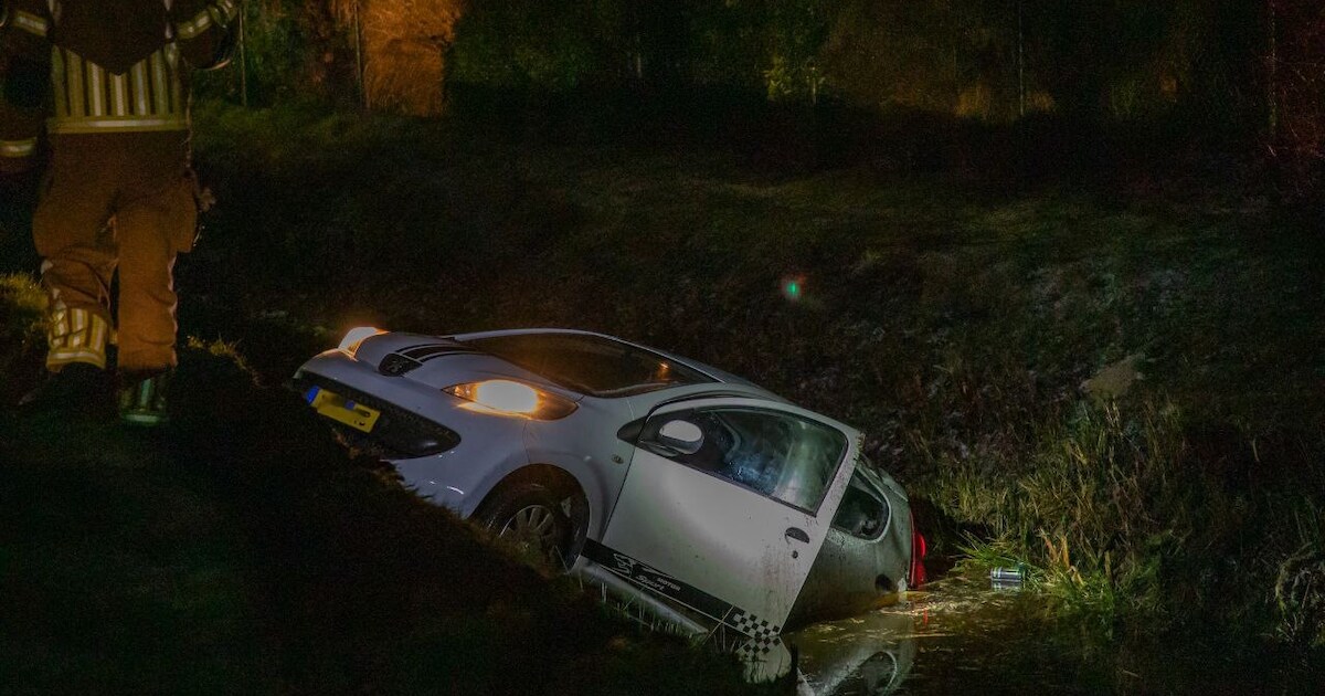Auto belandt in sloot bij Boppewei in Westereen, inzittenden eruit gehaald