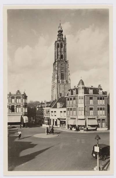 Hoe de beschadigde Lange Jan in 1951 werd hersteld met Arnhems puin