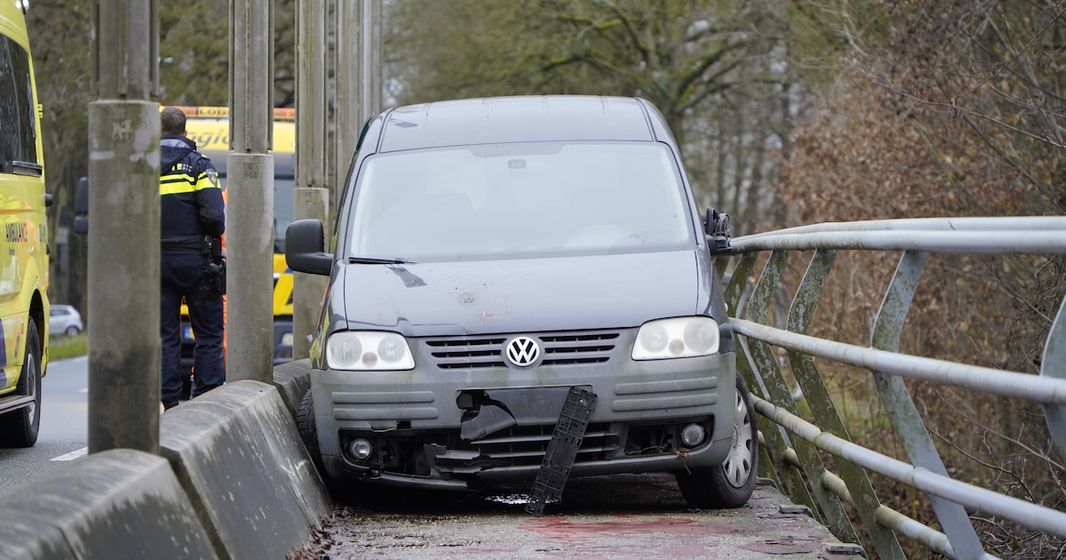 Opmerkelijk ongeval in Glimmen: bestelbus vast tussen brugleuning en betonnen rand
