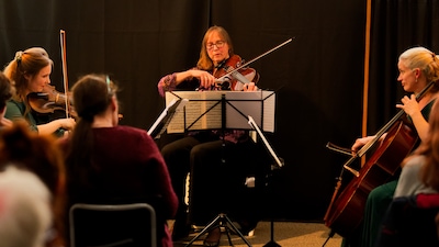 Mozart klinkt tussen schilderijen in Kampen