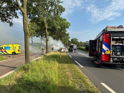 Auto vliegt in brand na frontale botsing bij Wijhe, meerdere gewonden