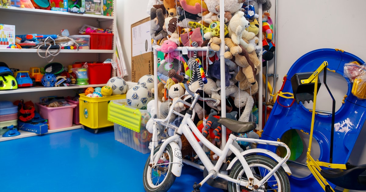 Sinterklaas bezoekt tijdelijke speelgoedwinkel in Ridderkerk