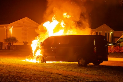 Bestelbus verwoest door felle vlammen bij woonwagenkamp in Oss, zesde autobrand sinds het weekend