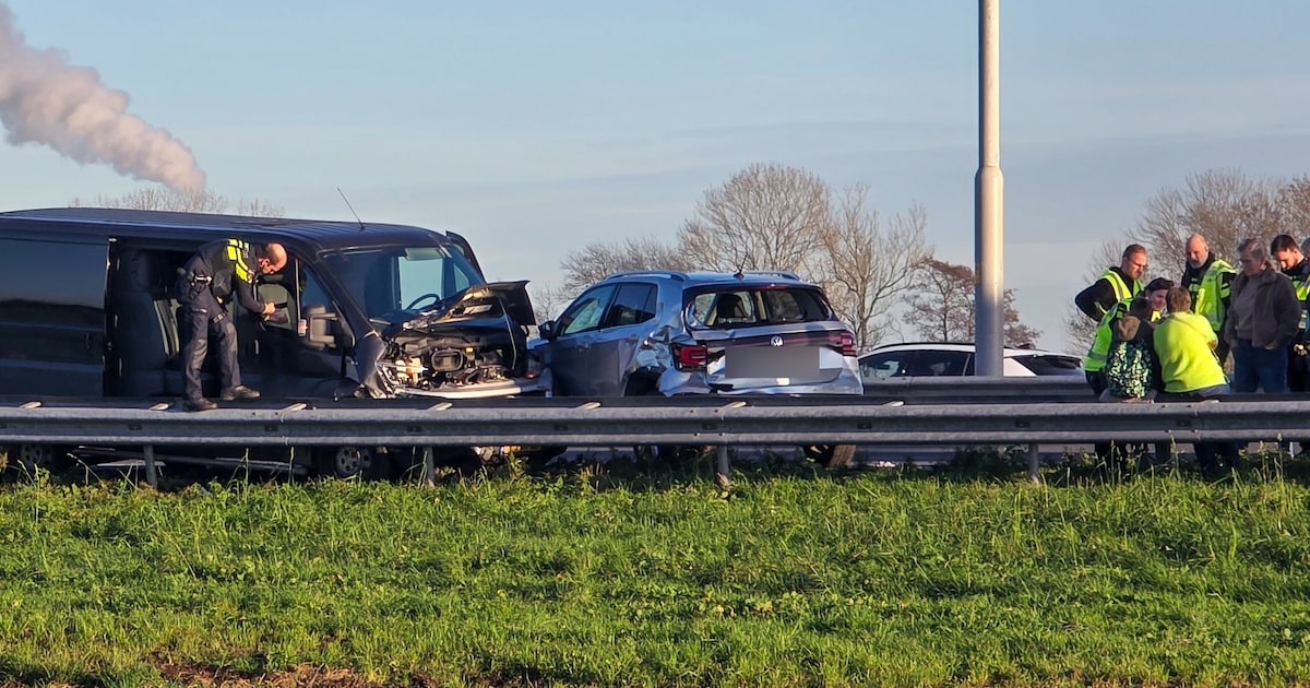 Busje en auto's op elkaar gebotst op A27 bij Hoogblokland