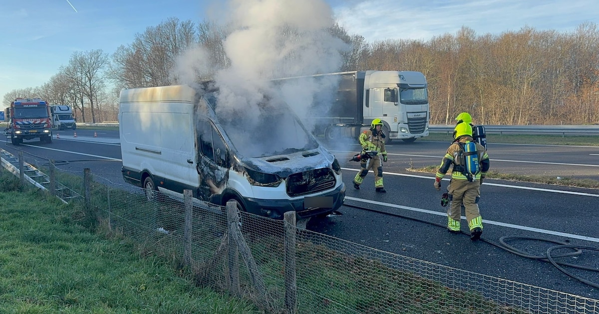 Cabine van bestelbus uitgebrand op de A79 in Klimmen