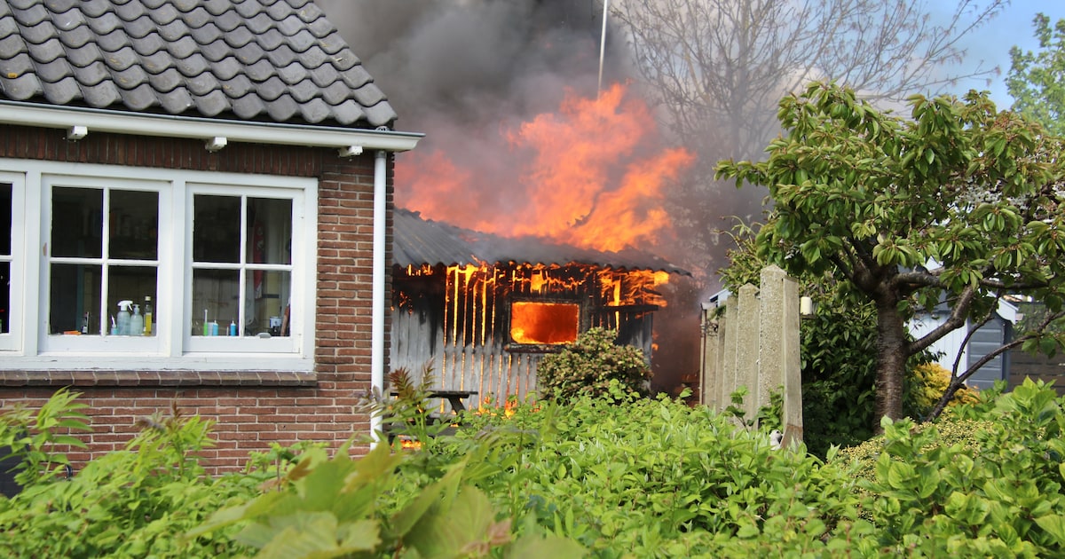 Uitslaande brand in schuur aan de Beatrixlaan in Den Burg op Texel