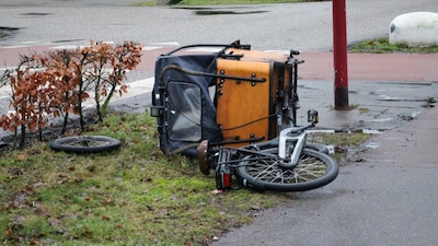 Fietser gewond bij aanrijding met auto op kruising in Berghem, slachtoffer naar ziekenhuis
